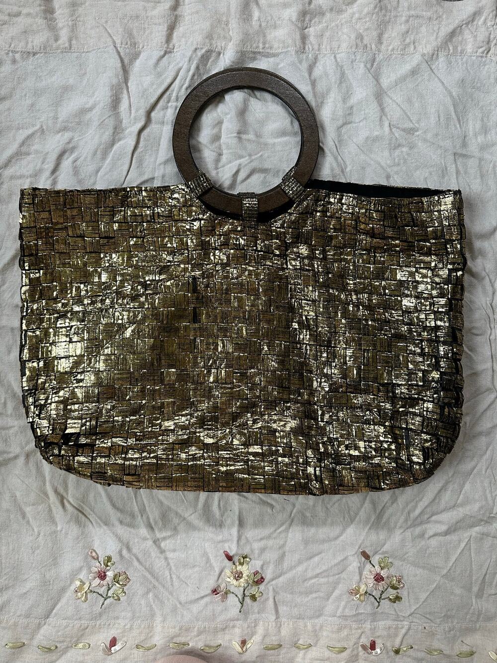 Vintage metallic gold basketweave tote bag round wooden ring handles 21x20”